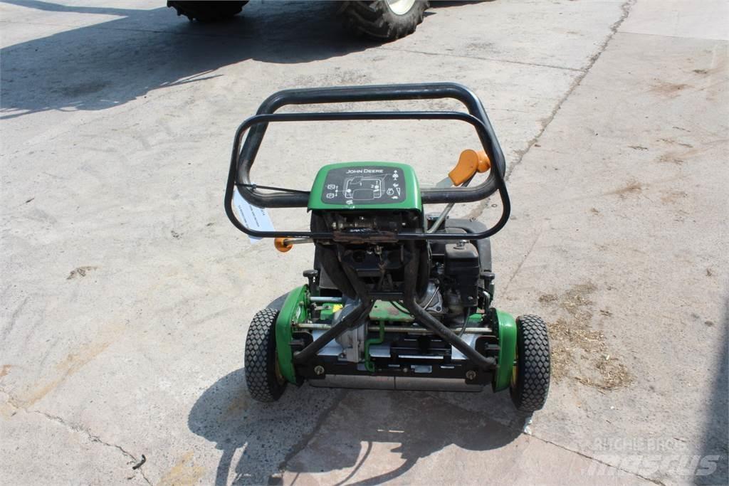 John Deere 220B Gågräsklippare