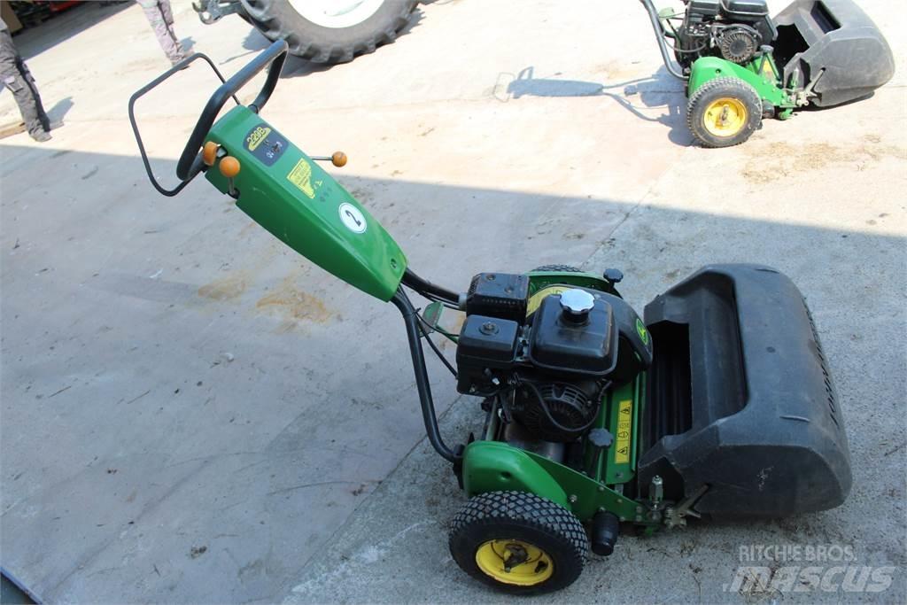 John Deere 220B Gågräsklippare