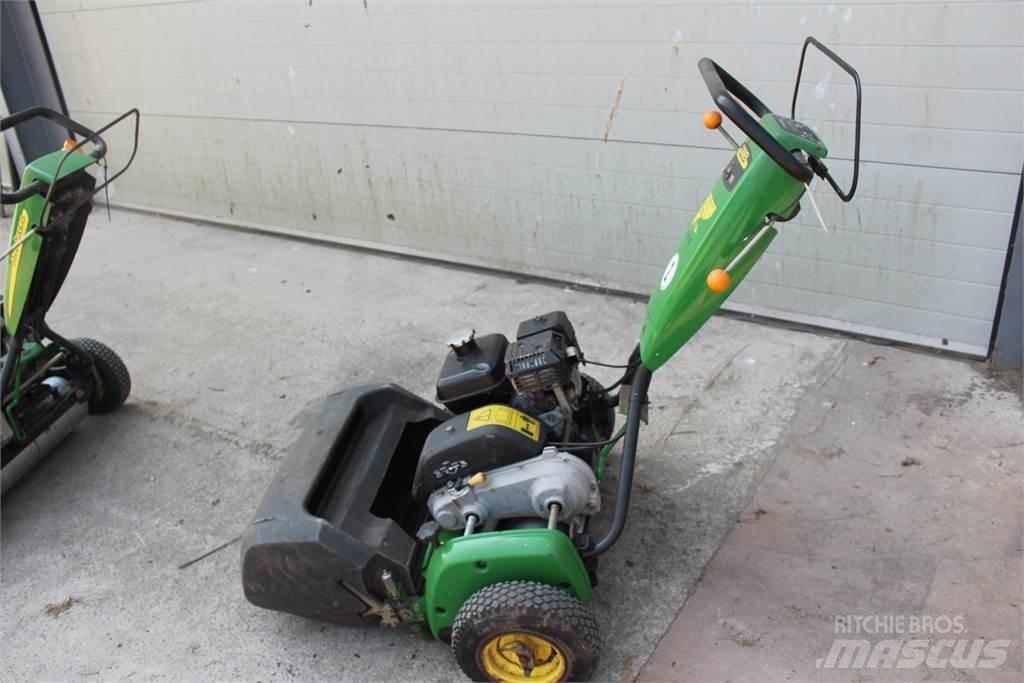 John Deere 220B Gågräsklippare