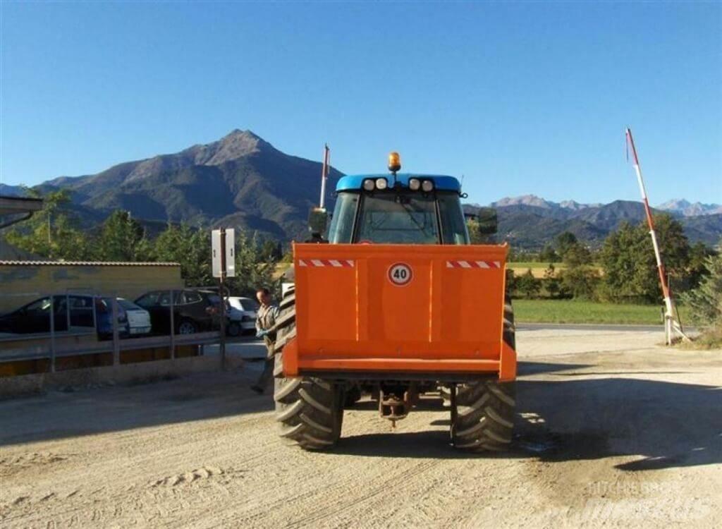Landini LEGEND 135 Snöblad och plogar