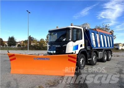 Scania P500 XT 8X4 Snöblad och plogar