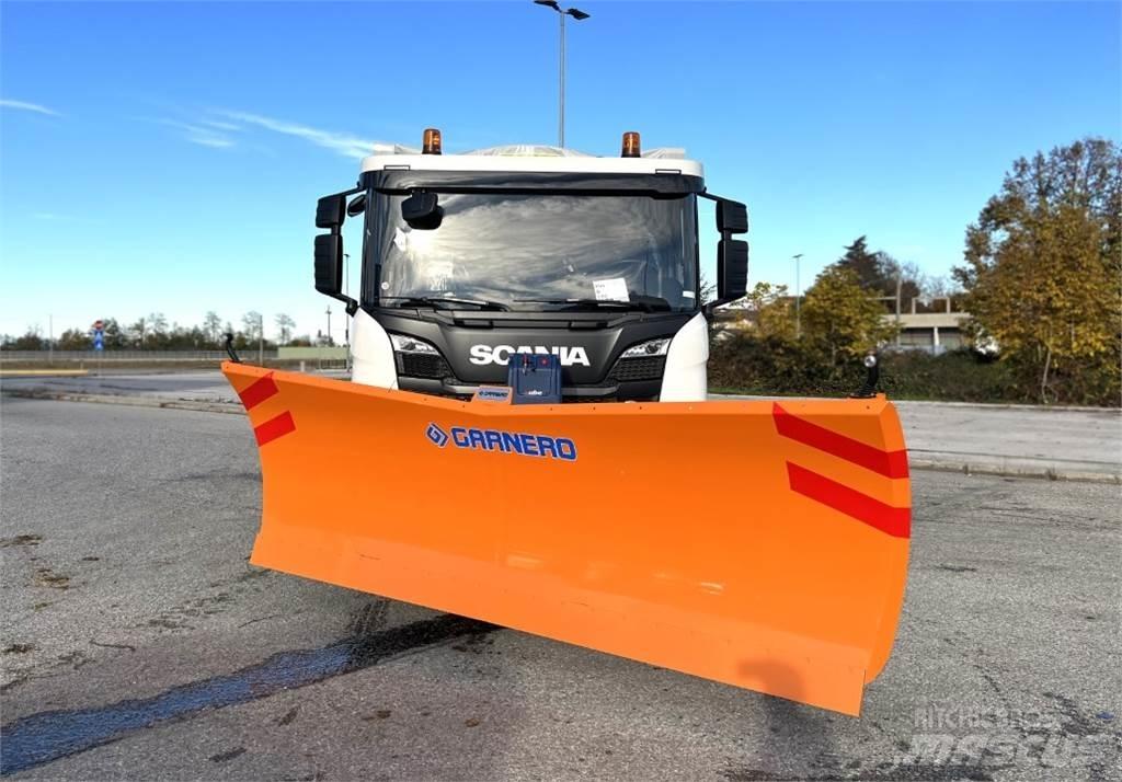 Scania P500 XT 8X4 Snöblad och plogar