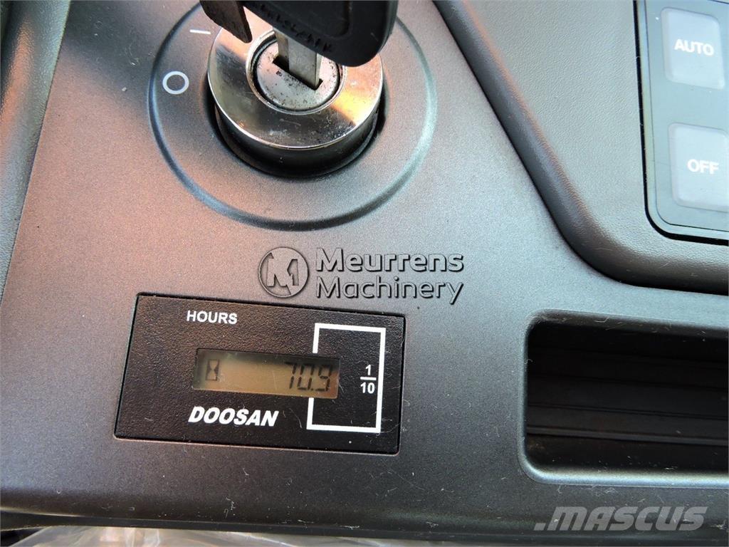Doosan DX140LC Bandgrävare