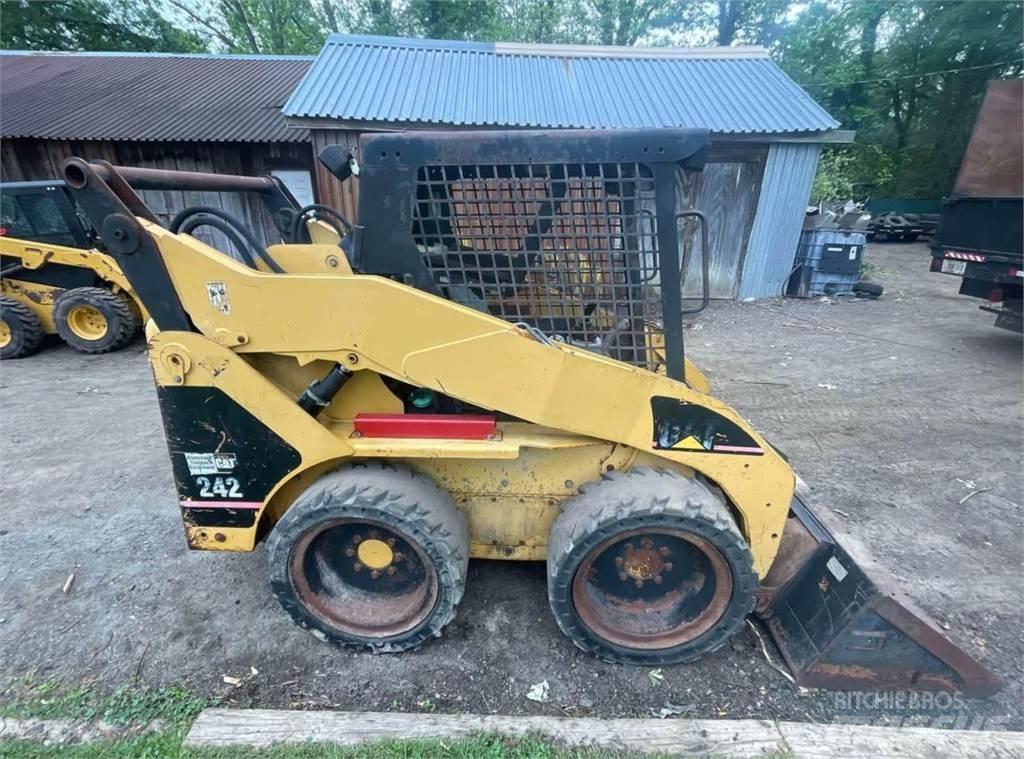 CAT 242 Kompaktlastare