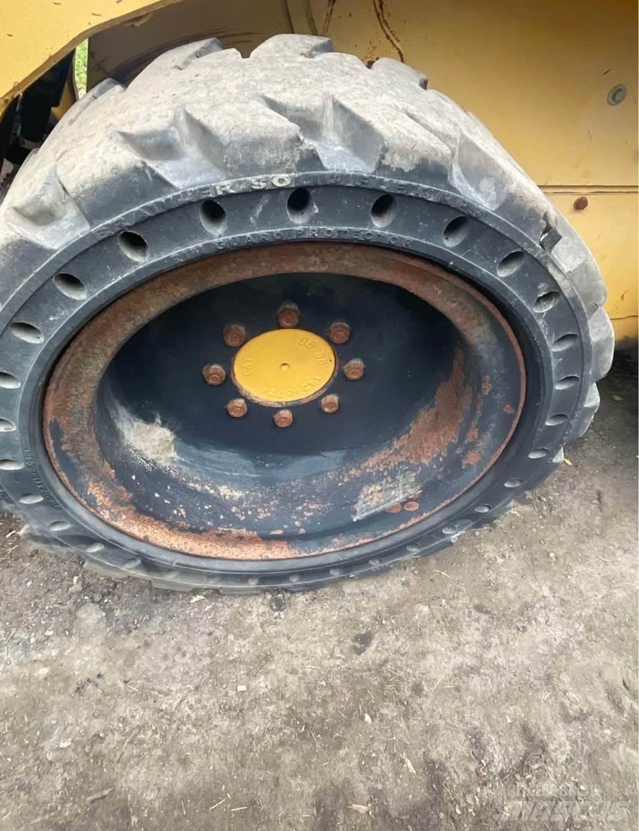 CAT 242 Kompaktlastare