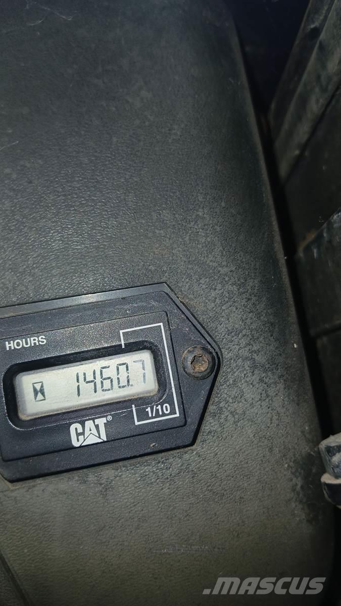 CAT 242 Kompaktlastare