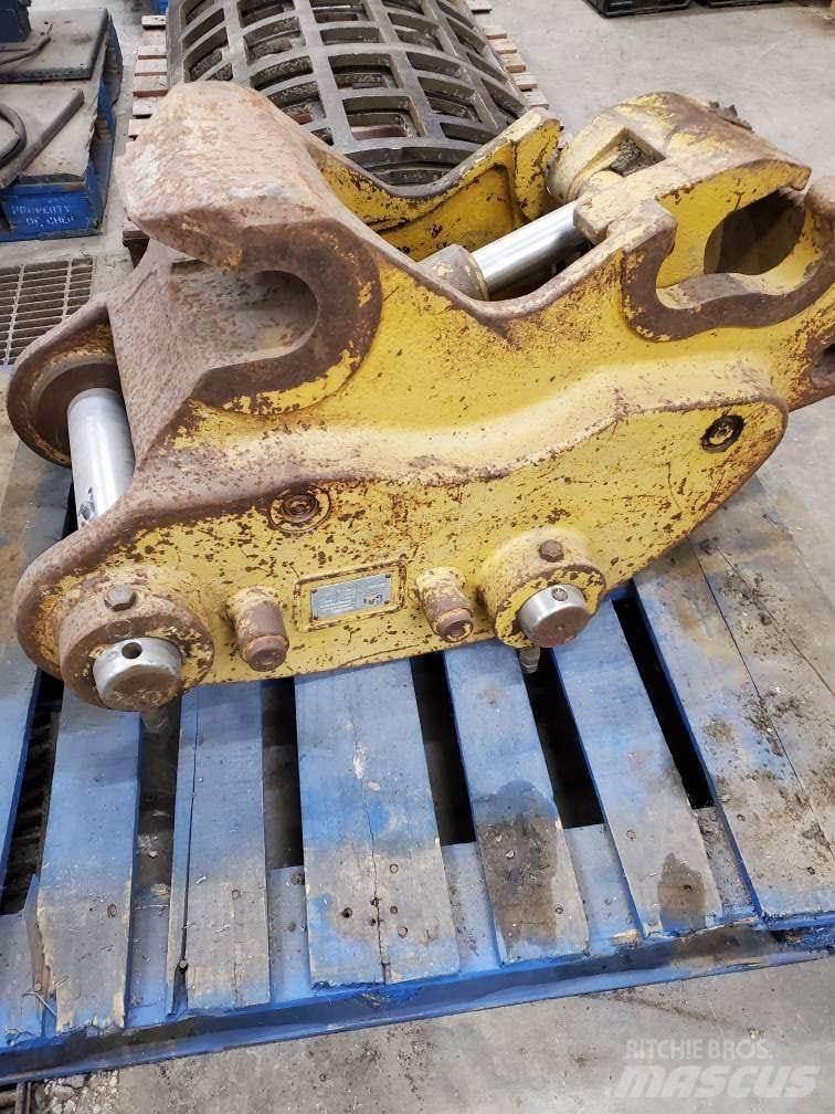 CAT 320DL Redskapsfäste/ adaptrar