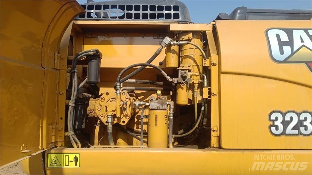 CAT 323D3 Bandgrävare