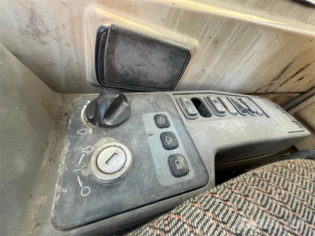 CAT 330BL Bandgrävare