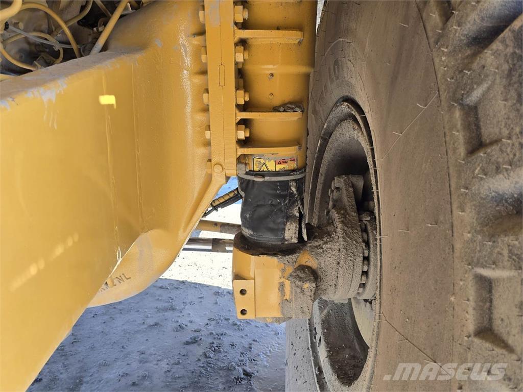 CAT 775F Midjestyrd dumper