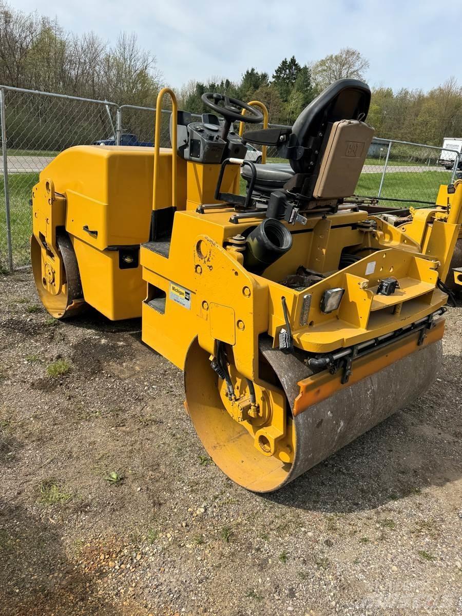 CAT CB34 Asfaltsläggningsmaskiner