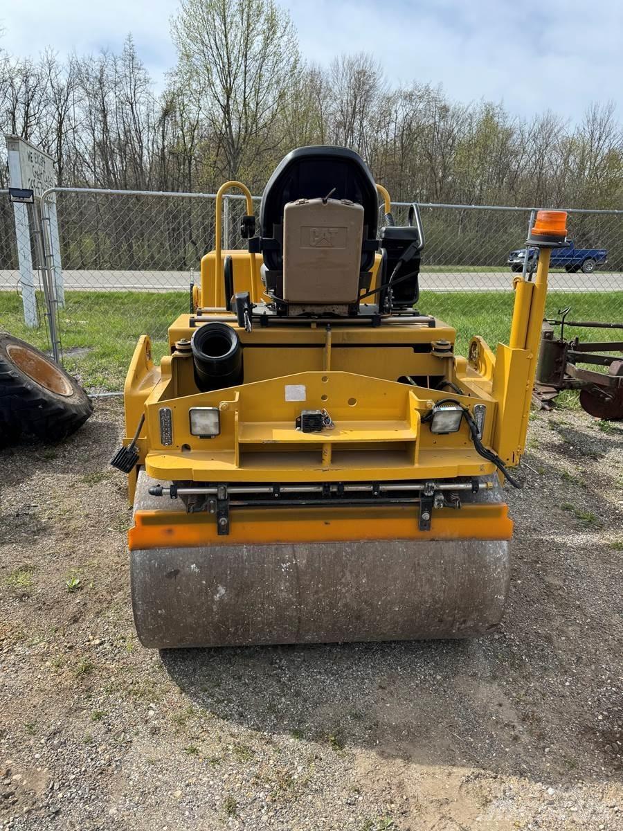 CAT CB34 Asfaltsläggningsmaskiner