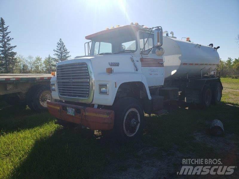 Ford L8000 Tankbilar