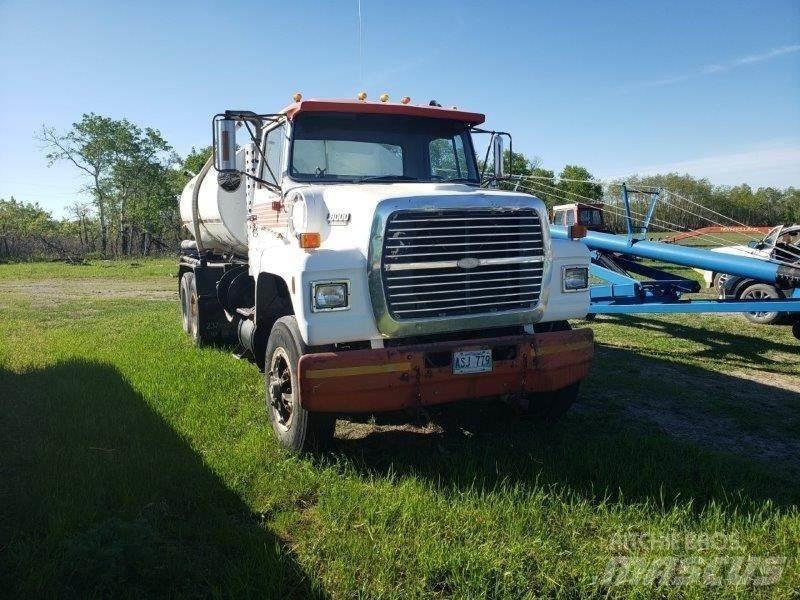 Ford L8000 Tankbilar