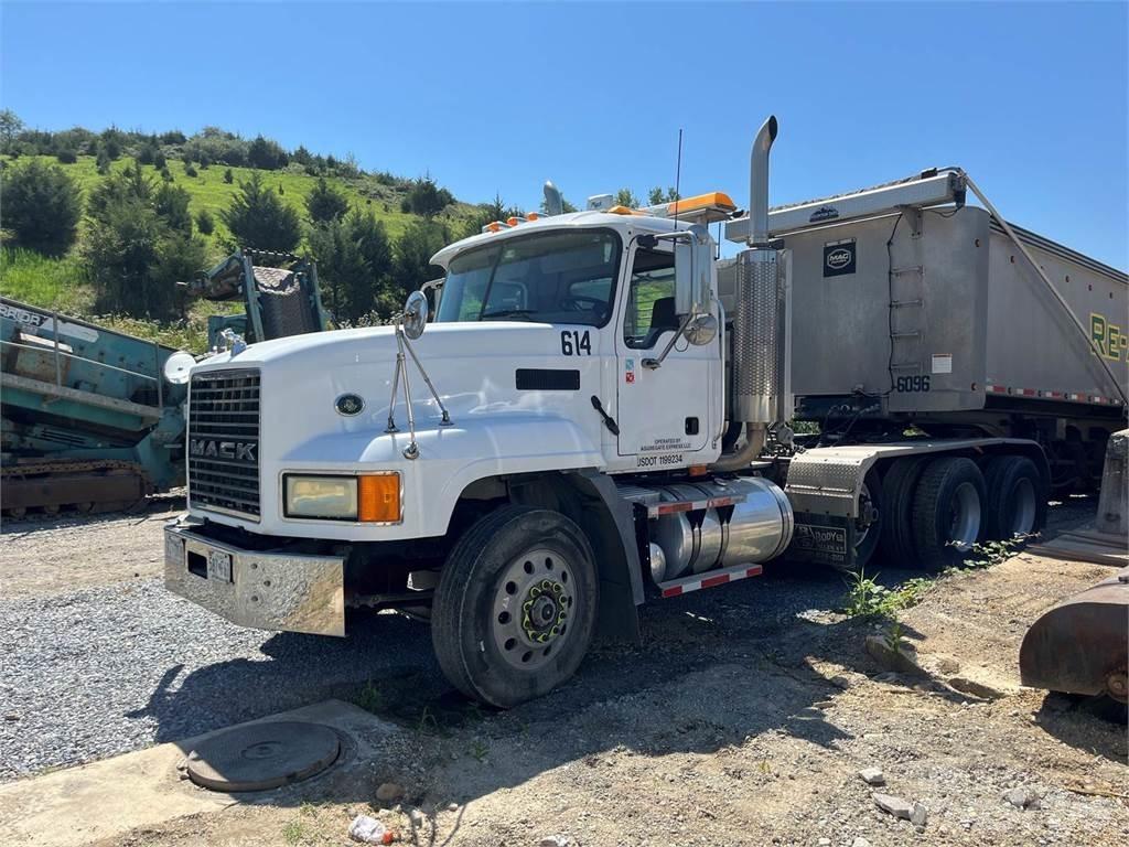 Mack CL733 Övriga bilar