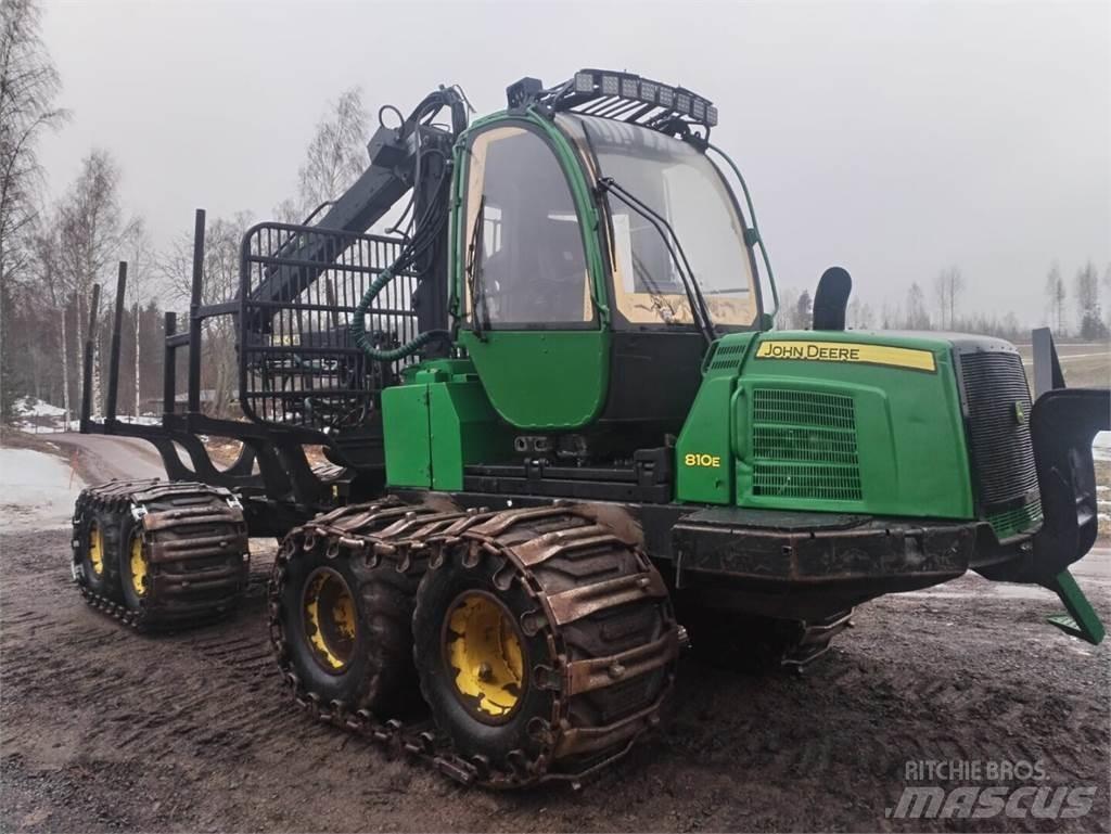 John Deere 810 E Skotare