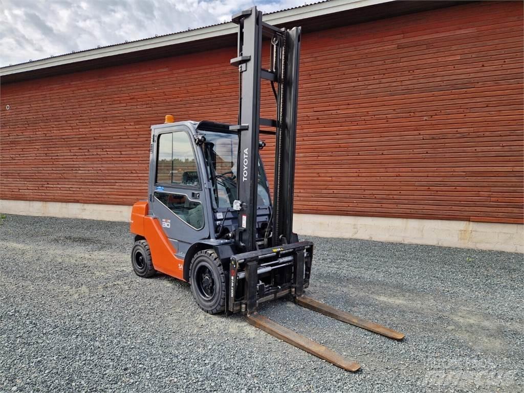 Toyota 02-8FDF30 Dieselmotviktstruckar