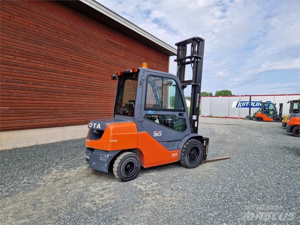 Toyota 02-8FDF30 Dieselmotviktstruckar