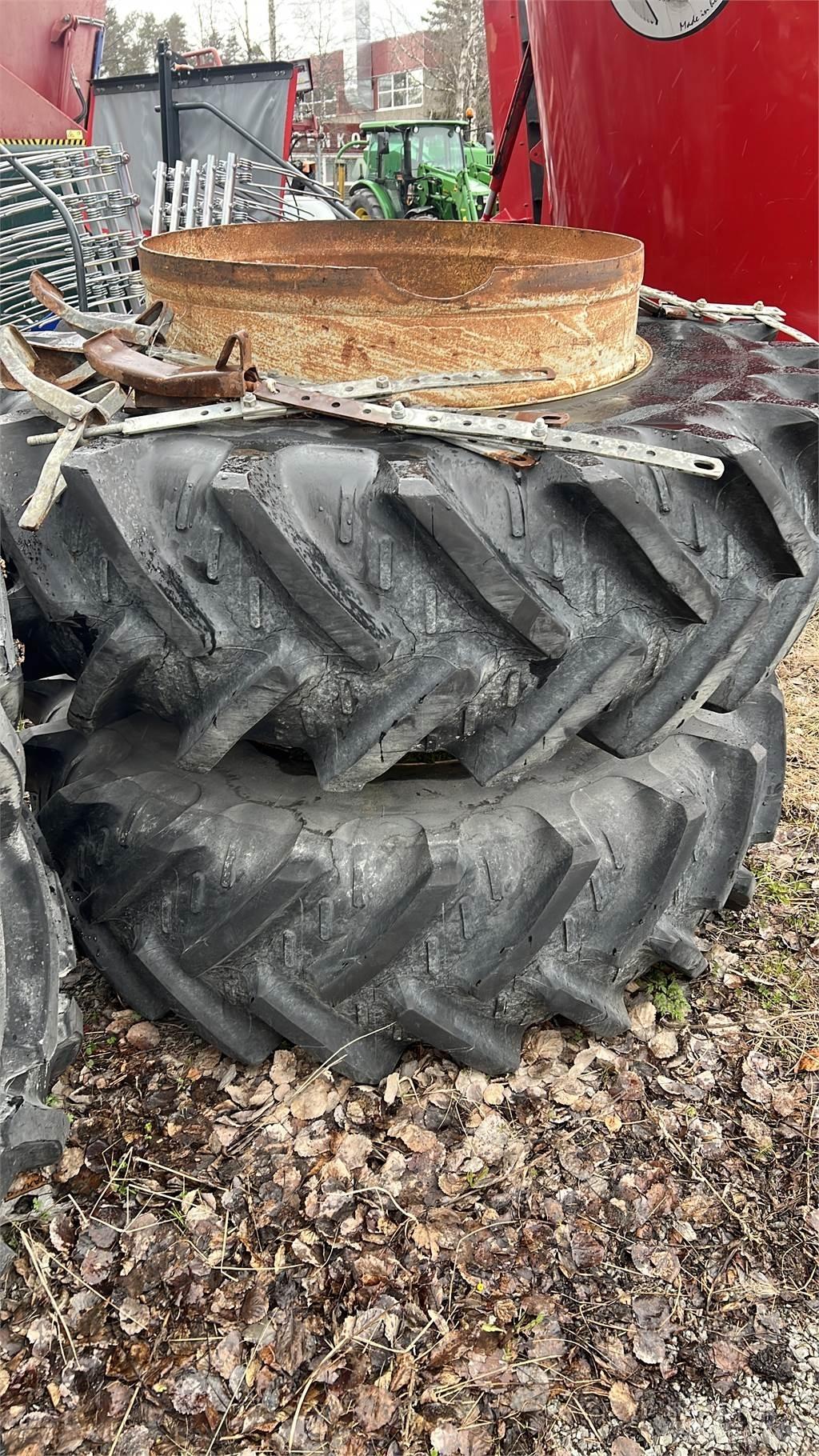  20.8R 38 Däck, hjul och fälgar