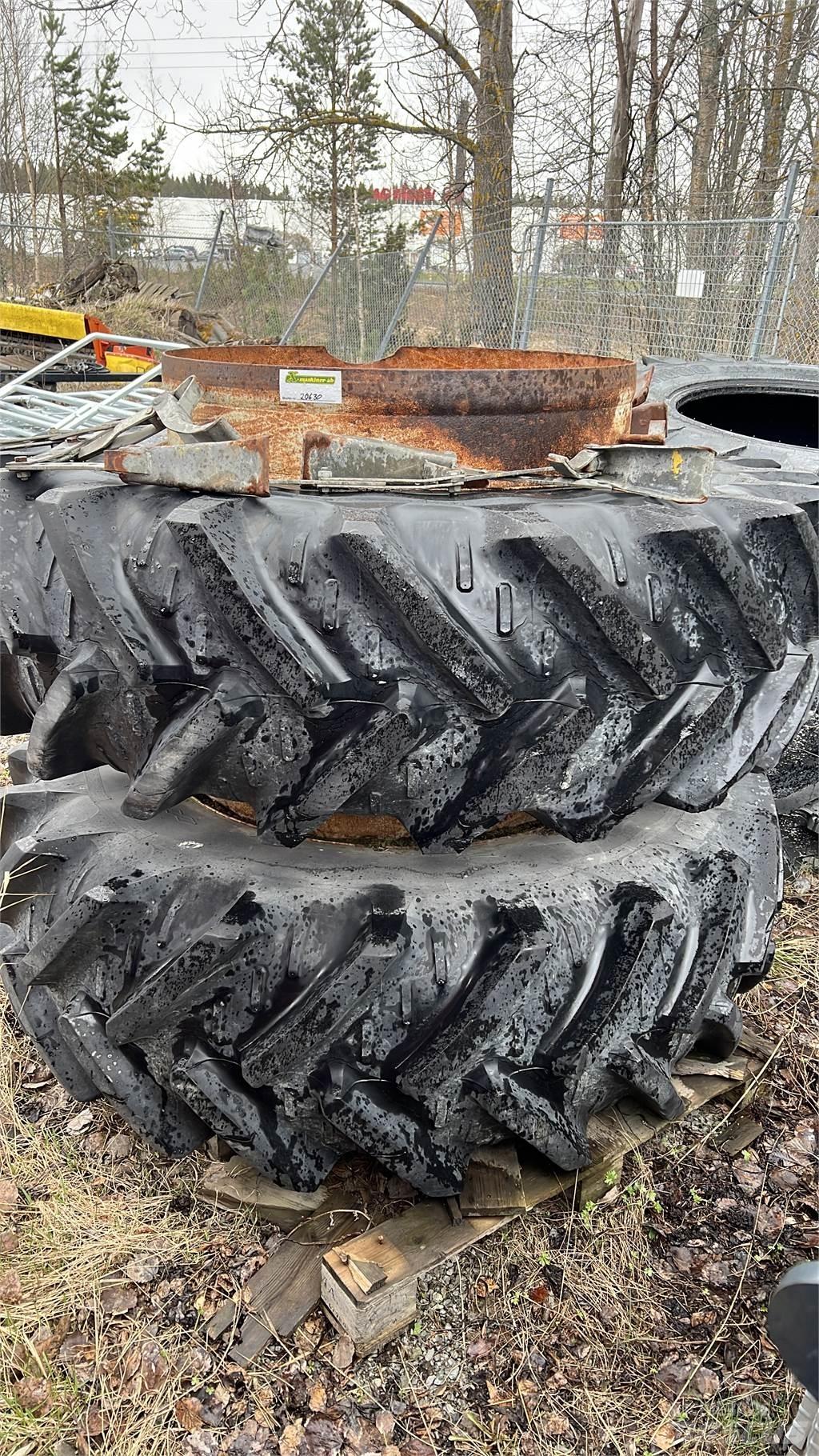  20.8R 38 Däck, hjul och fälgar