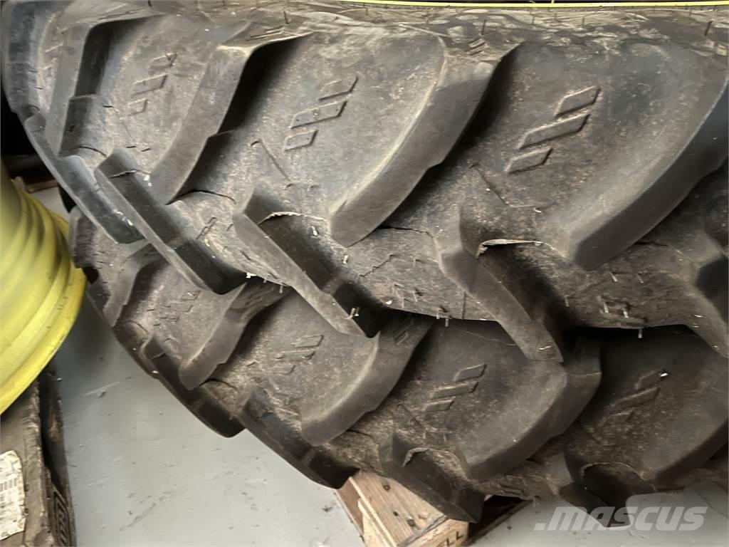 300/95X52 270/95X36 Däck, hjul och fälgar