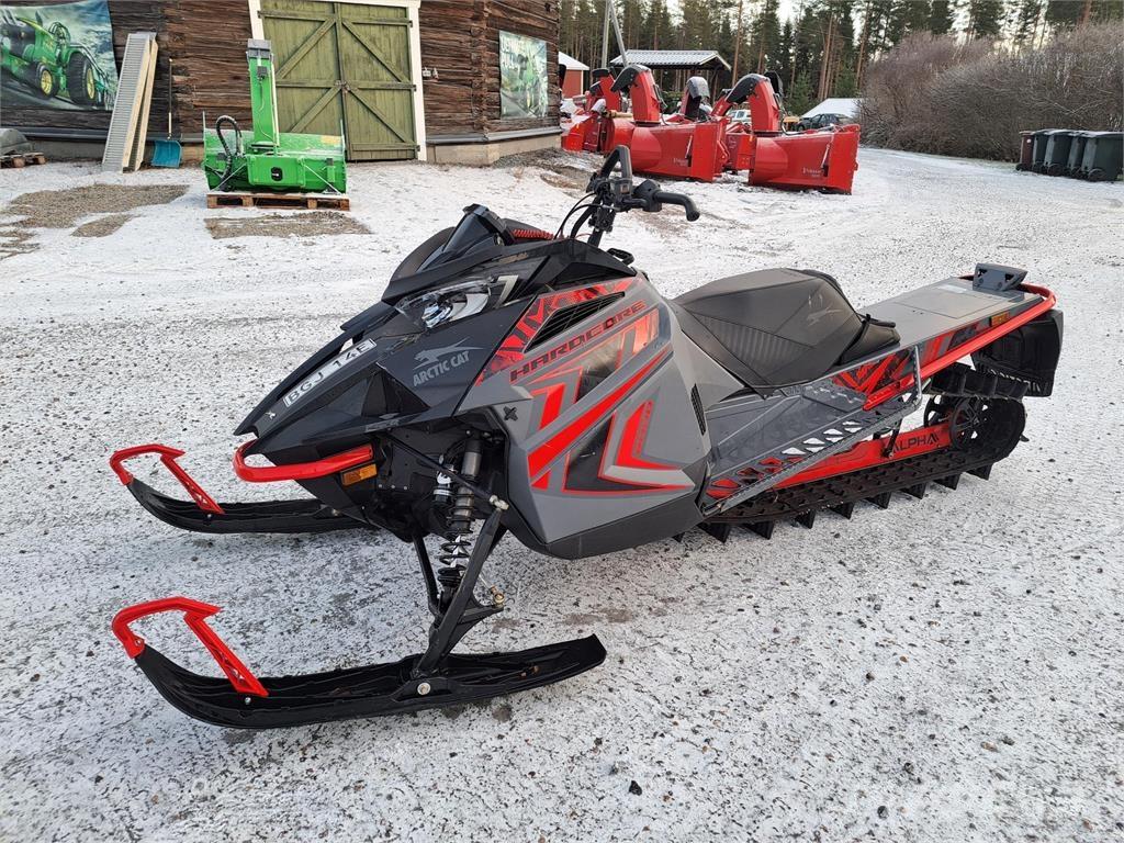 Arctic Cat M 8000 ALPHA Snöskotrar