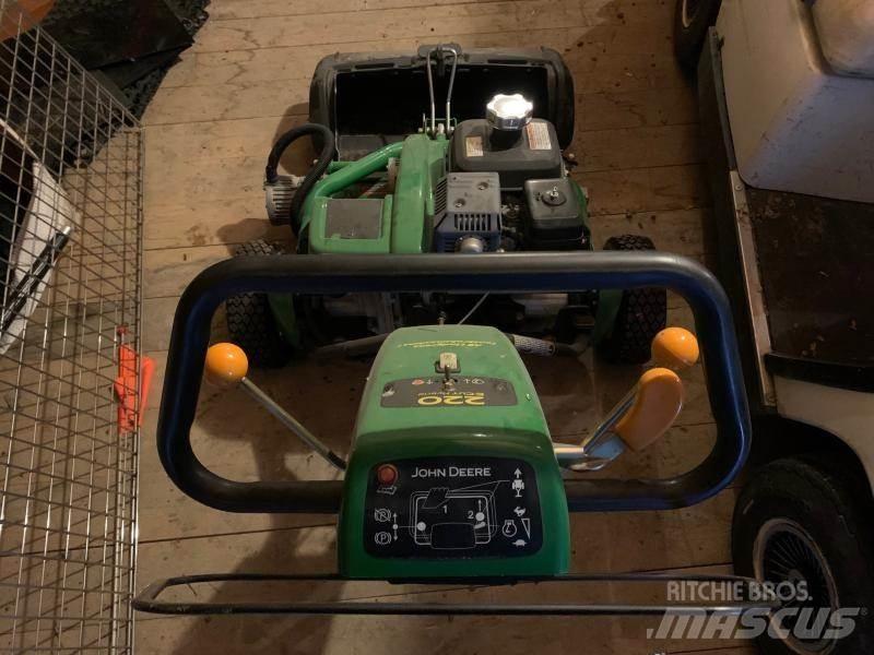 John Deere 220 Åkgräsklippare