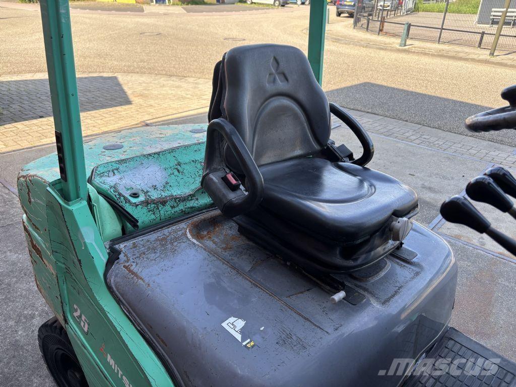 Mitsubishi FD25N Dieselmotviktstruckar
