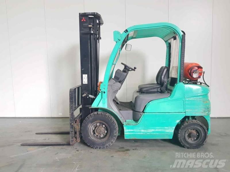Mitsubishi FG25N Gasolmotviktstruckar