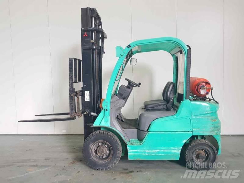 Mitsubishi FG25N Gasolmotviktstruckar