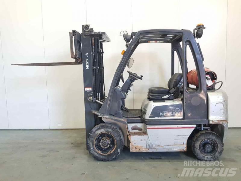 Nissan U1D272520 Gasolmotviktstruckar