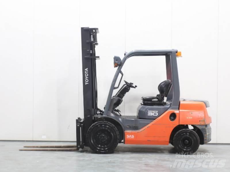 Toyota 02-8FDF30 Dieselmotviktstruckar