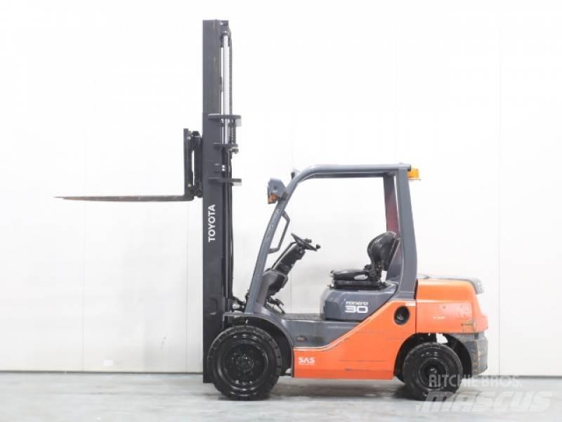 Toyota 02-8FDF30 Dieselmotviktstruckar