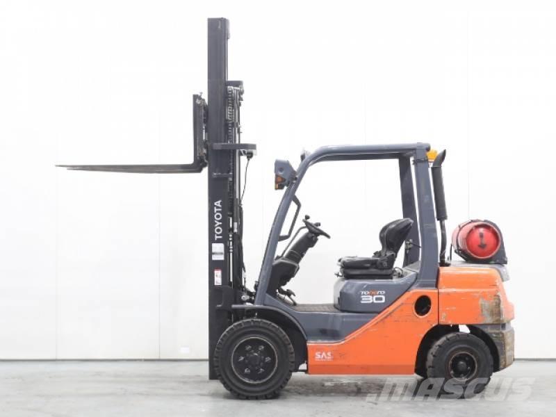 Toyota 02-8FGF30 Gasolmotviktstruckar