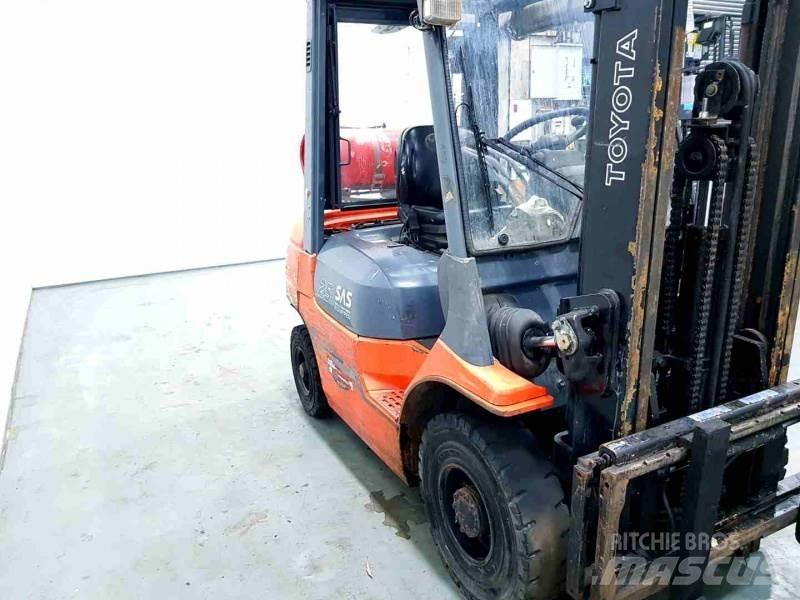 Toyota 42-7FGF25 Gasolmotviktstruckar