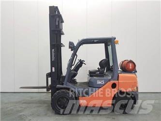 Toyota 8FGF30 Gasolmotviktstruckar