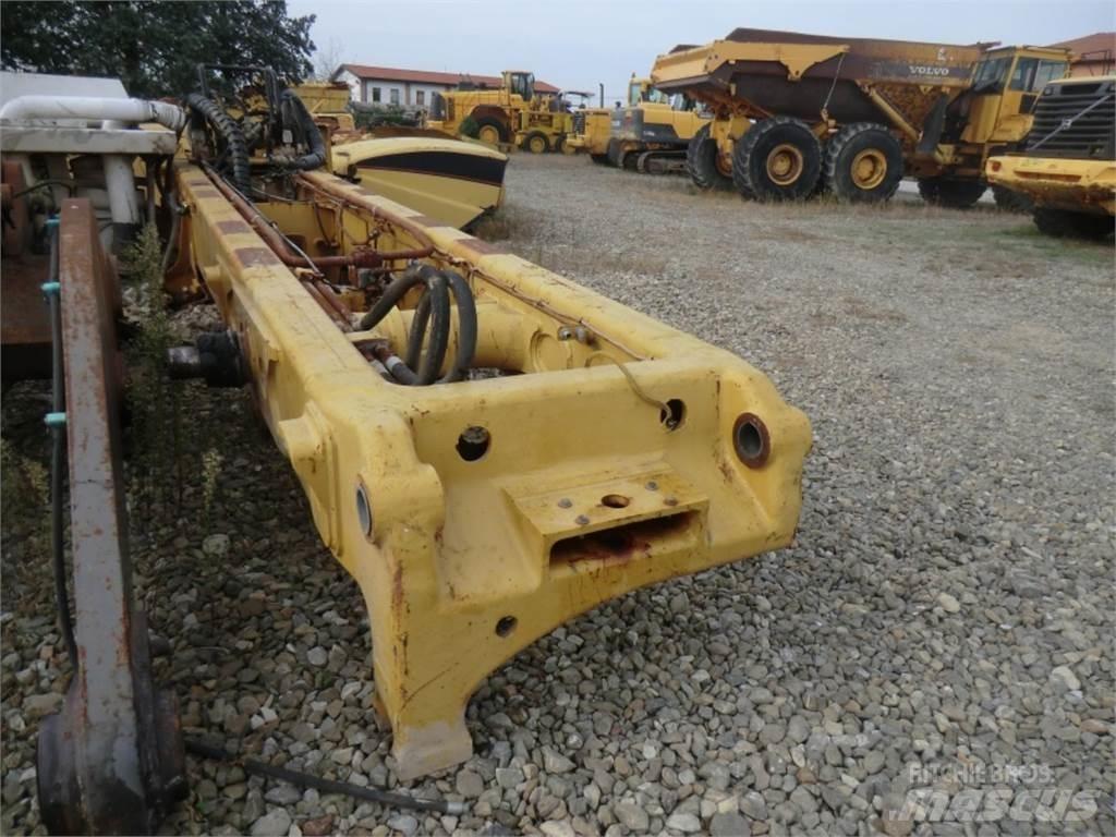 CAT 735 Chassi och upphängning