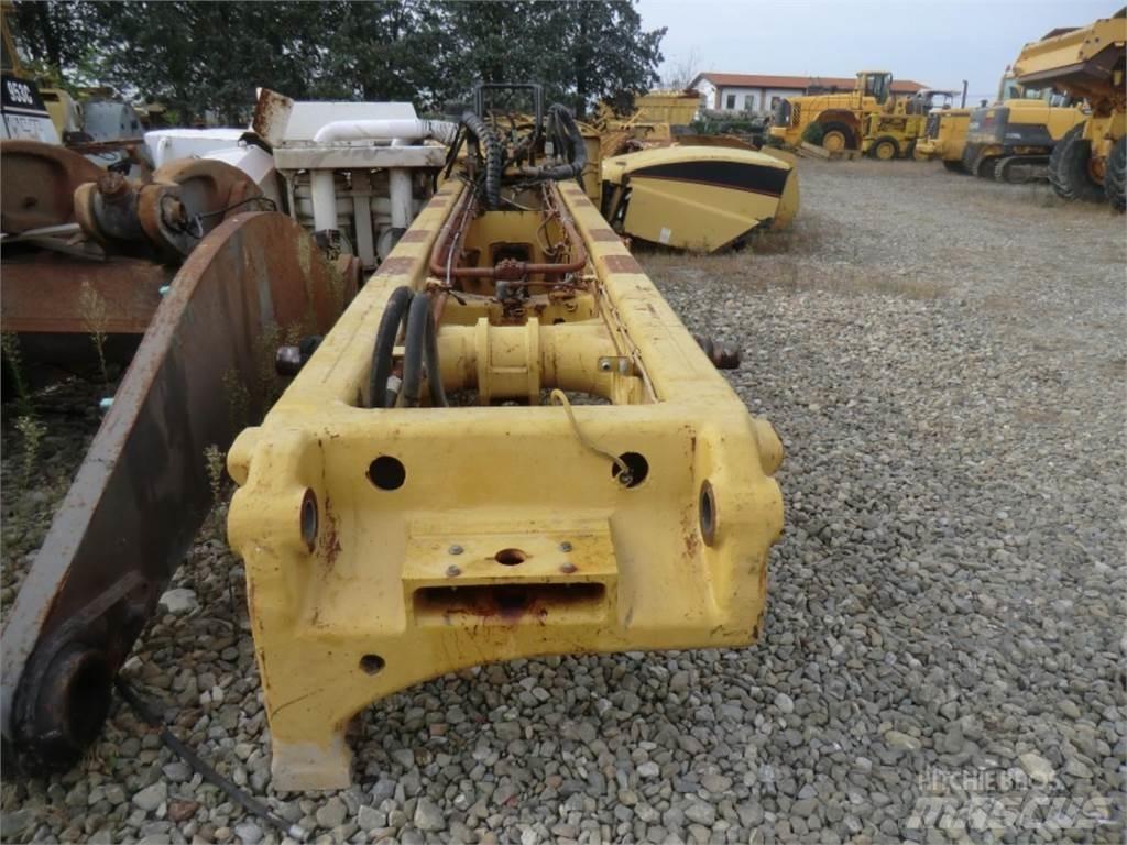 CAT 735 Chassi och upphängning