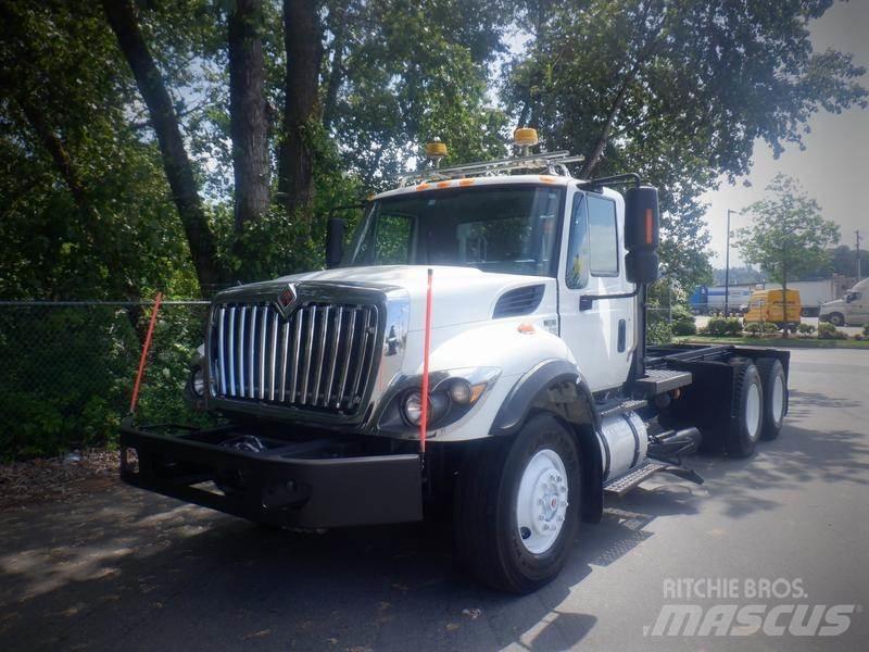 International 7400 Chassier