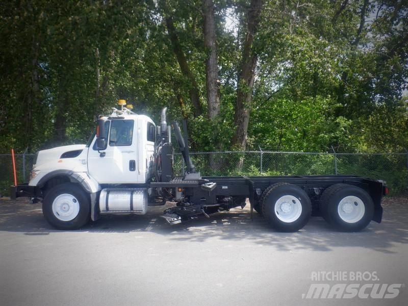 International 7400 Chassier