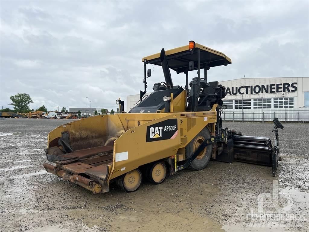 CAT AP600F Asfaltsläggningsmaskiner