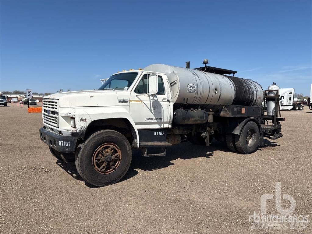 Ford F800 Asfaltsspridare