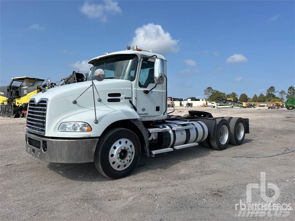 Mack CXU613 Dragbilar