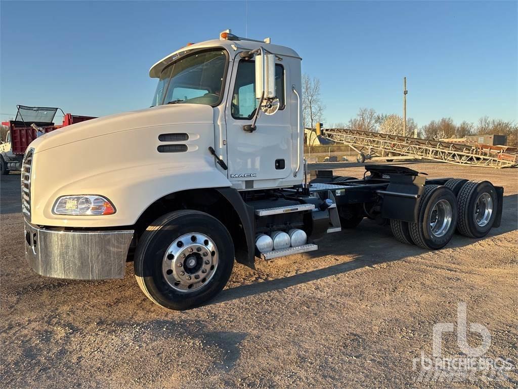 Mack CXU613 Dragbilar