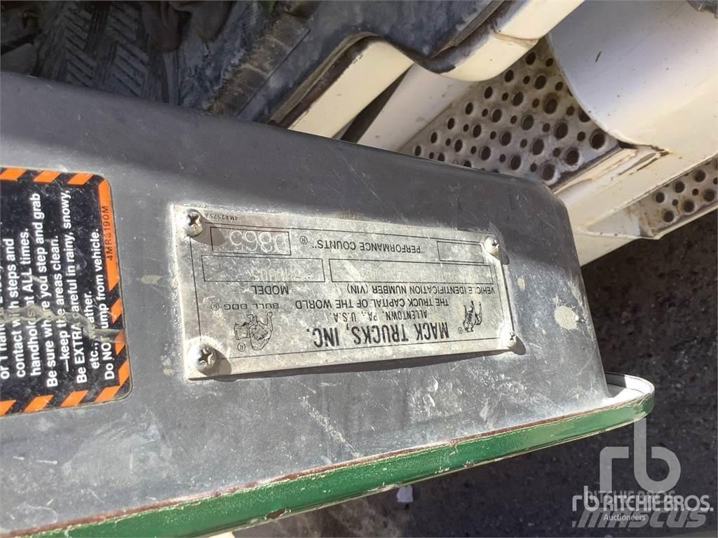 Mack DM690S Cementbil