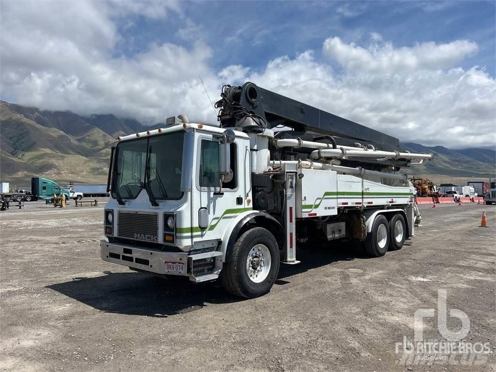 Mack MR688S Cementbil