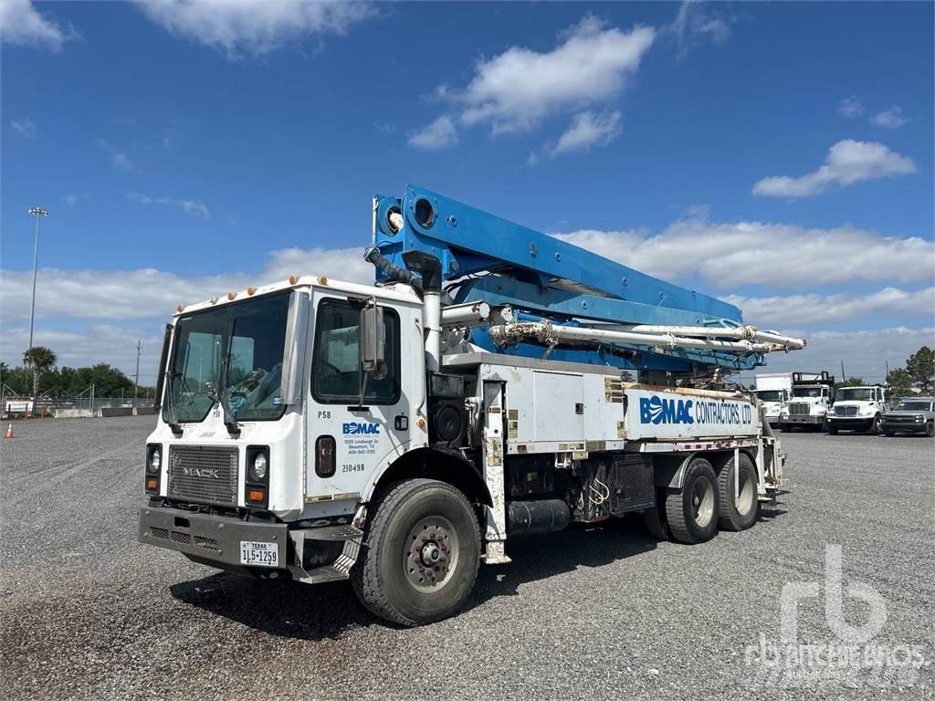 Mack MR688S Cementbil