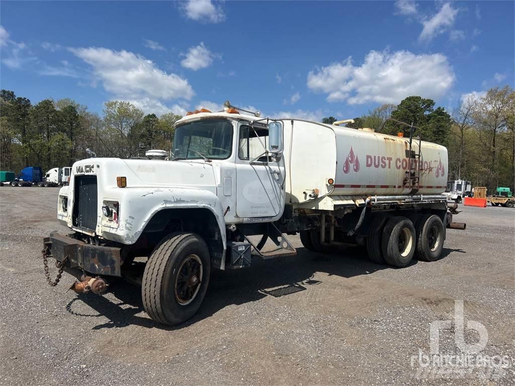 Mack RD685S Vattentankbilar