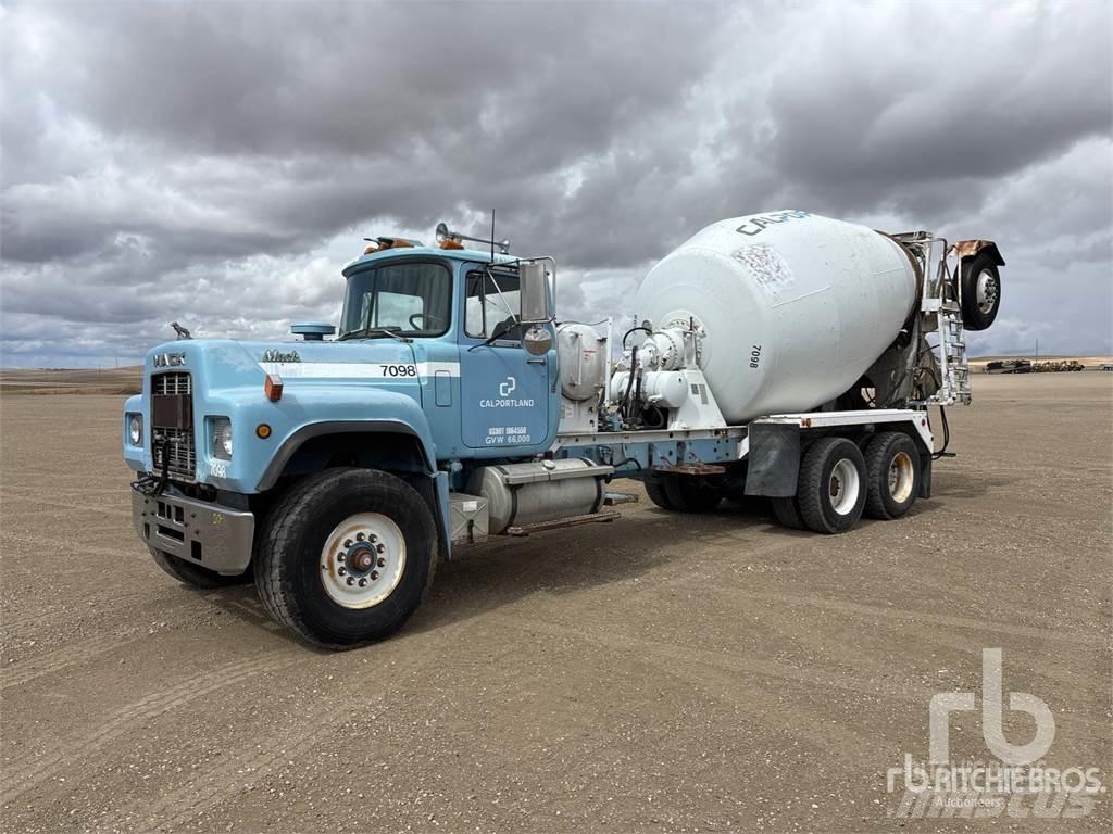 Mack RD690S Cementbil