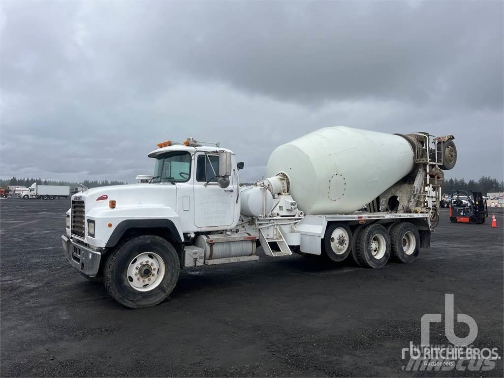 Mack RD690S Cementbil